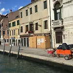 Princess Canal View דירה